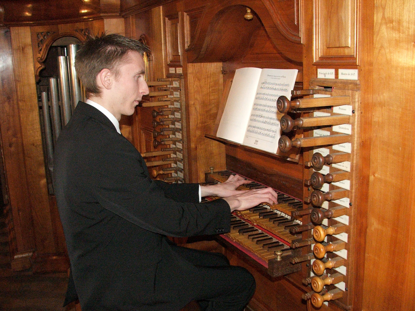 Joël Dabin à la console de l'orgue